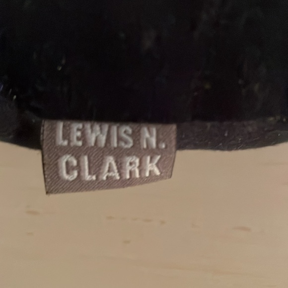 Inflatable travel neck pillow w/ carry case by Lewis N Clark. Great for airplane - Picture 3 of 6